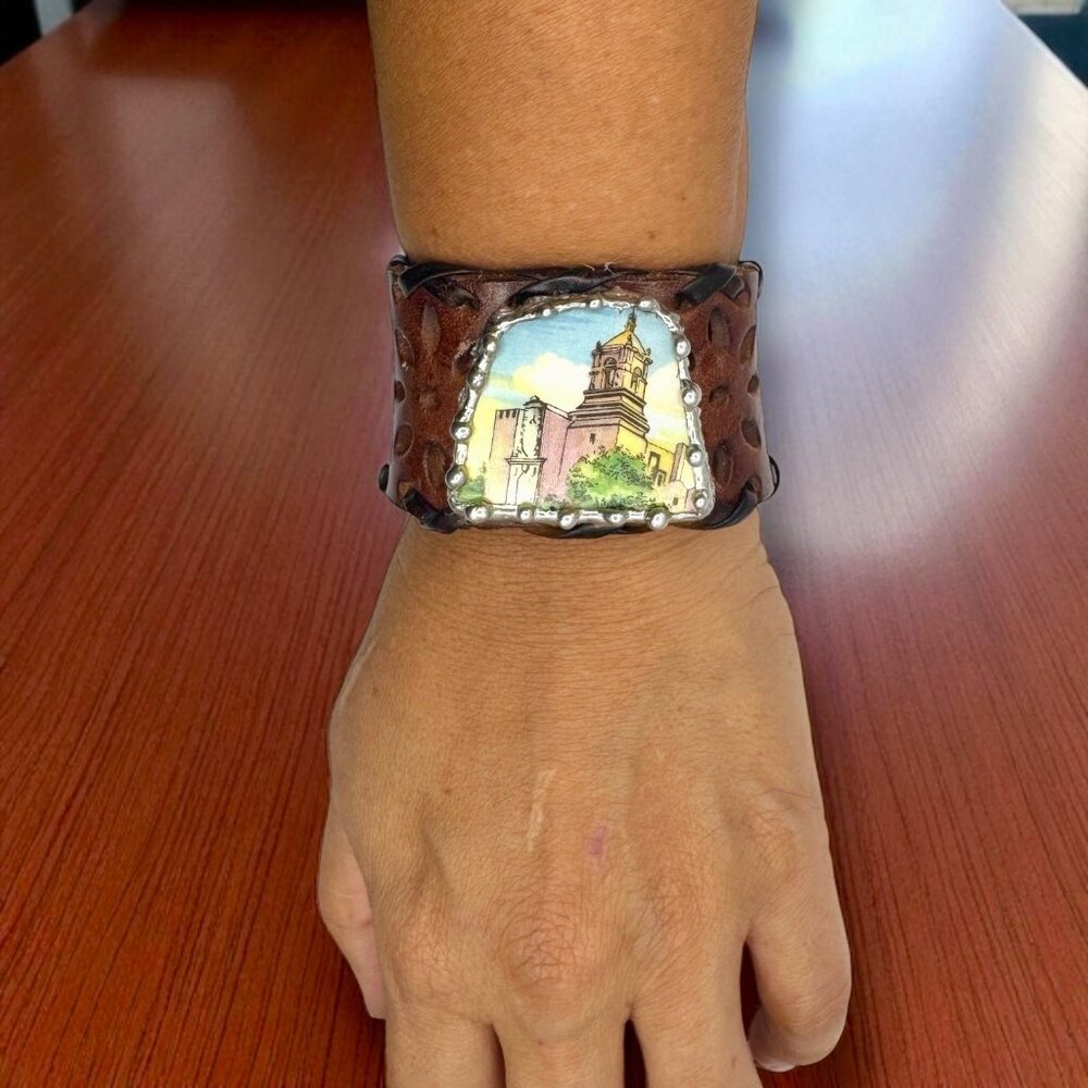 San Antonio Misión Church Broken China W Silver-Blend Metalwork & Leather Cuff - Picture 3 of 15